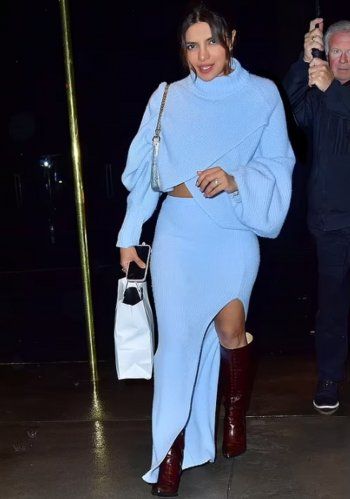 شاهد .. بالصور - بريانكا شوبرا تتألق بتنورة زرقاء مفتوحة