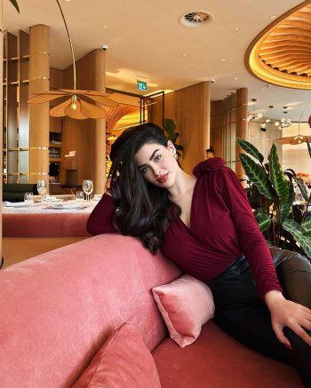 شاهد .. بالصور-أحمر وأسود.. روان بن حسين تتألق بلوك رائع وتستعرض رشاقتها