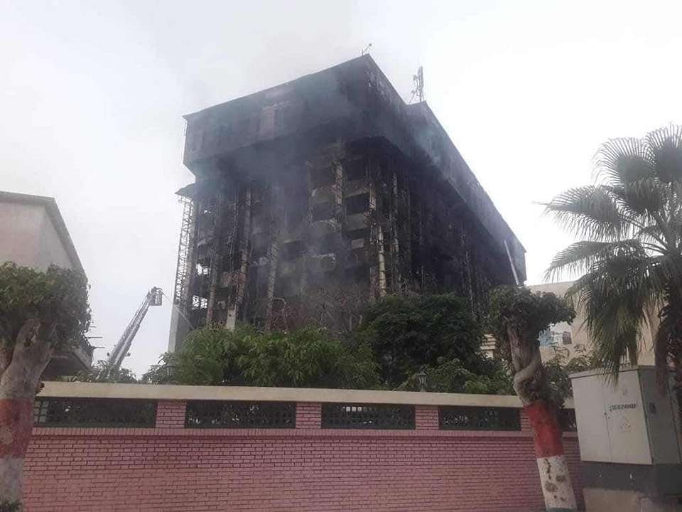 بالفيديو| شاهد لحظة سقوط شخص حاول النجاة من حريق مديرية أمن الإسماعيلية