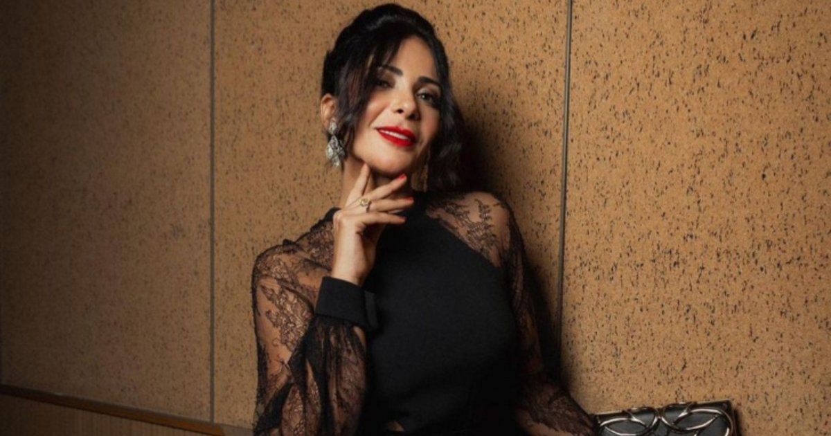 شاهد .. منى زكي بفستان جريء مكشوف الظهر بالكامل بتوقيع إيلي صعب .. وكم بلغ ثمنه ؟