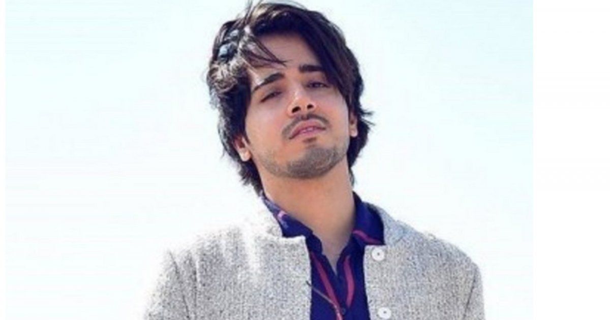 شاهد .. بدر خلف يحدث ضجة واسعة بتعليقه: "محد يقصه ويندم مثلي"