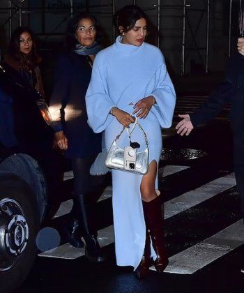 شاهد .. بالصور - بريانكا شوبرا تتألق بتنورة زرقاء مفتوحة