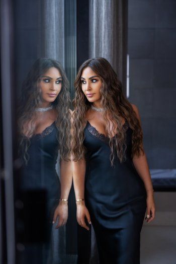 شاهد .. ما ثمن فستان إليسا الذي شبهه الجمهور بقميص النوم ؟