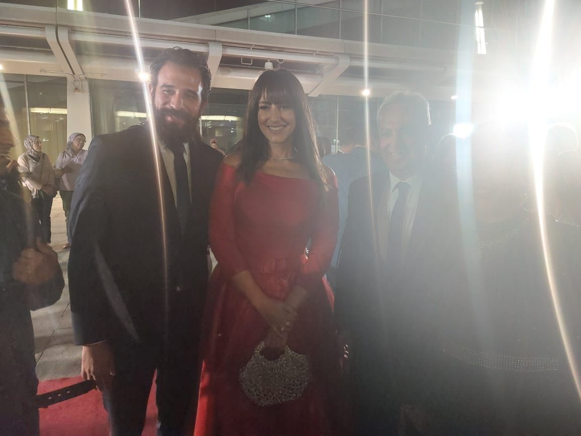 من مهرجان اسكندرية .. حنان مطاوع بفستان أحمر أخر شياكة – شاهد