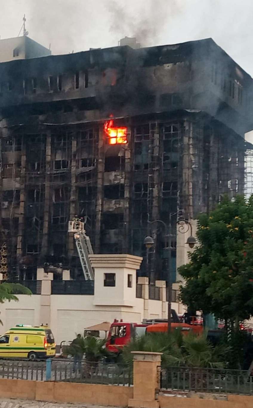 بالفيديو| شاهد لحظة سقوط شخص حاول النجاة من حريق مديرية أمن الإسماعيلية