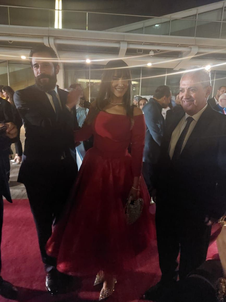 من مهرجان اسكندرية .. حنان مطاوع بفستان أحمر أخر شياكة – شاهد