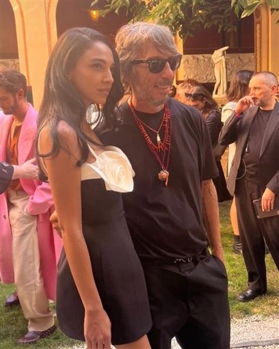 بالصور .. سلمي أبو ضيف بتتمشي في الشوارع بفستان بوردتين