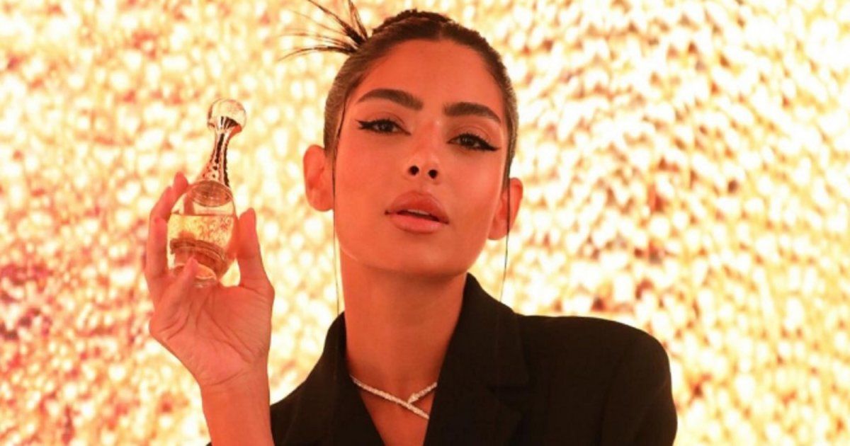 شاهد .. بالصور- بين الكاجول والأنيق..هدى المفتي تخطف الأنظار في اسبوع الموضة في باريس