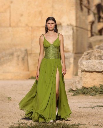 شاهد .. بالصور - "إلهة الحب" مجموعة جورج حبيقة لربيع 2024 تعرض على مدرجات بعلبك