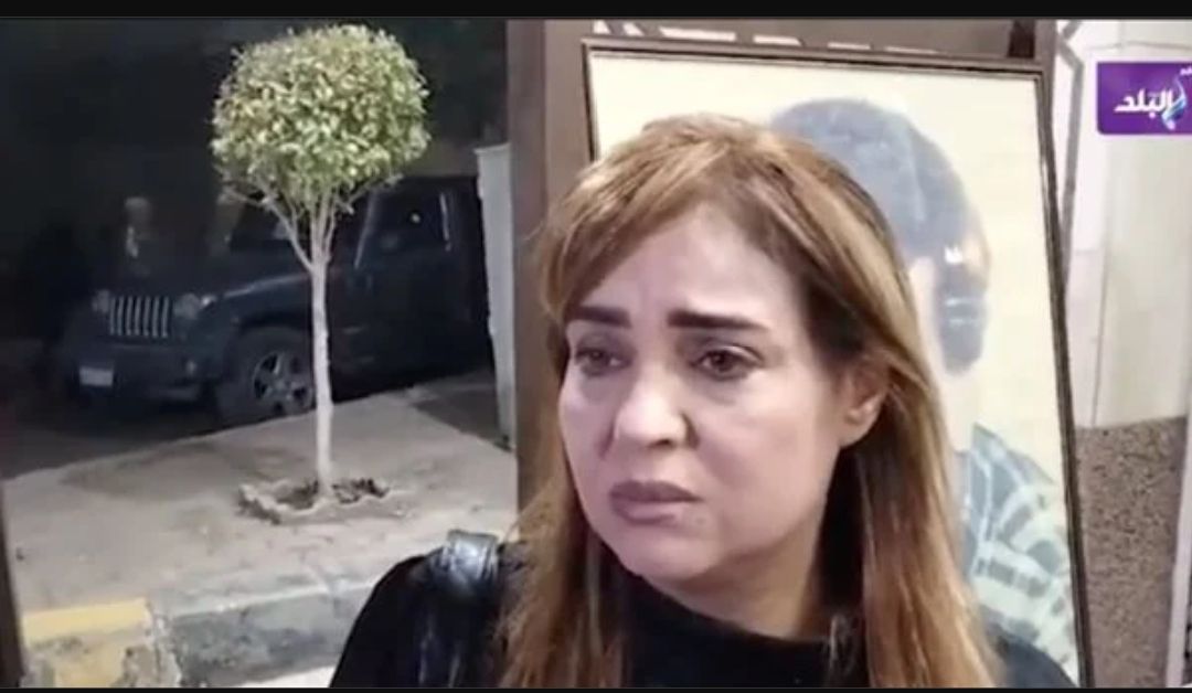 وفاء مكي بتتشحتف وتعيط في عزاء محمد فريد : برضو محدش بيحبك