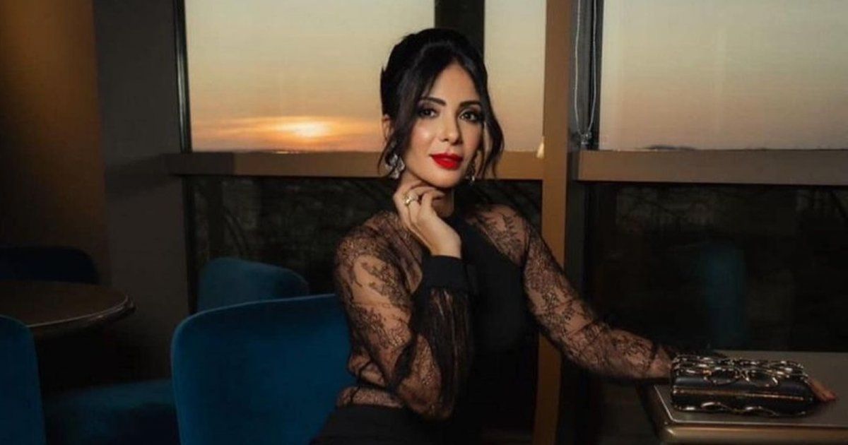 شاهد .. منى زكي عارضة أزياء للمرة الأولى.. وظهورها على المسرح حديث الجمهور