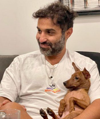 شاهد .. بالصورة - أحمد فهمي يستمتع بوقته مع كلبه.. وهكذا كان يجلس