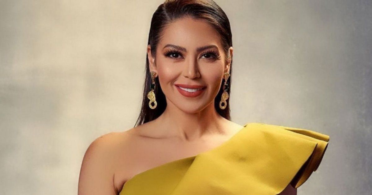 شاهد .. بالصورة- لوك صيفي والألوان رائعة.. لقاء الخميسي تستمتع بأخر أيام الصيف