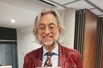 شاهد .. نجم شهير ينظم لنفسه جنازة وهو على قيد الحياة وهكذا تم دفنه بالتابوت