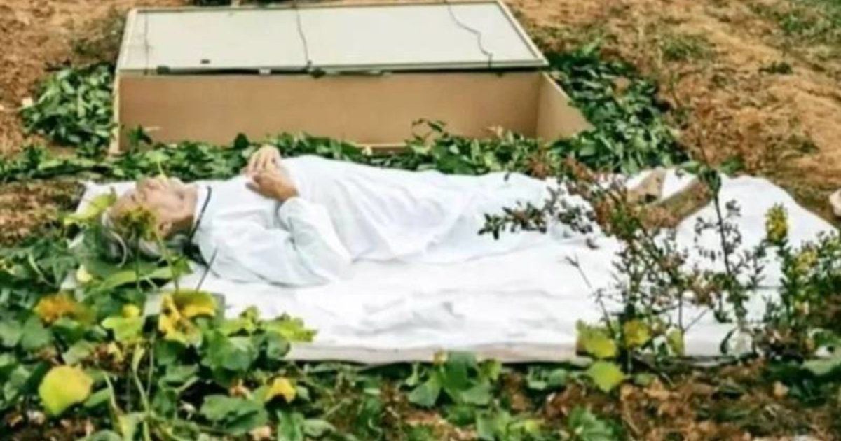 شاهد .. نجم شهير ينظم لنفسه جنازة وهو على قيد الحياة وهكذا تم دفنه بالتابوت