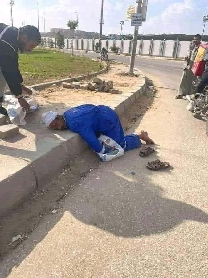 أخبار مصر | فيديو مرعب.. اتفرج لحظة سقوط رافعة سيارات على عامل بالسعودية