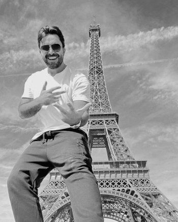 شاهد .. بالصور - نادر الأتات يقضي إجازة في باريس ويظهر أمام برج إيفل