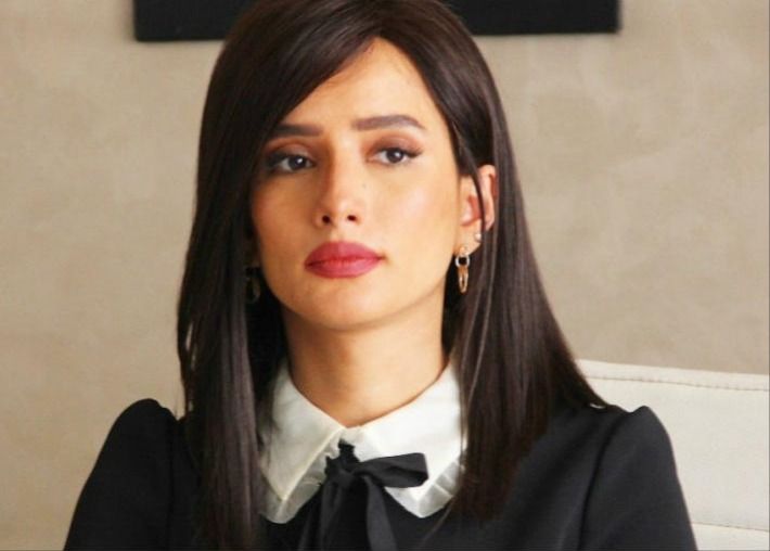 زينة منزلة صورة لتوأمها في عيد ميلادهم : فين وشهم يافنانة!!