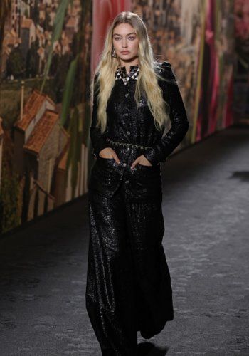 شاهد .. بالصور - حبيبة ليوناردو دي كابريو جيجي حديد تلتقي بحبيبته الحالية