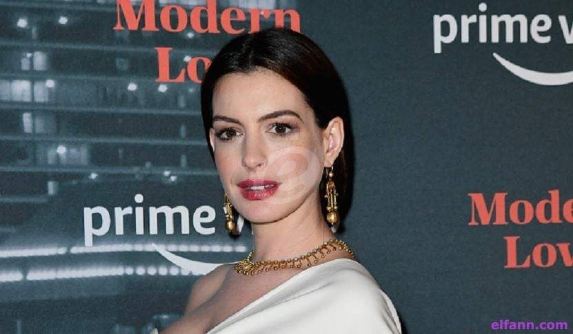 شاهد .. بالصورة - آن هاثاواي تدمج بين الجينز والبدلة النسائية في شوارع نيويورك