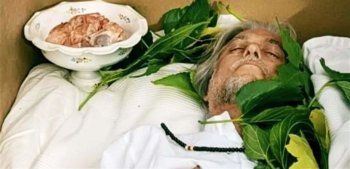 شاهد .. نجم شهير ينظم لنفسه جنازة وهو على قيد الحياة وهكذا تم دفنه بالتابوت