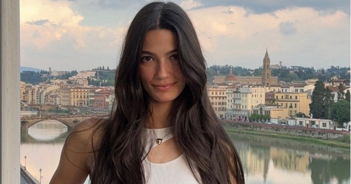 شاهد .. بالصور- على شواطئ اليونان..تارا عماد تتألق بجمالها بفستان برتقالي رائع