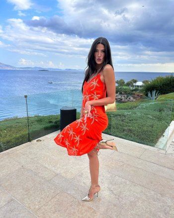 شاهد .. بالصور- على شواطئ اليونان..تارا عماد تتألق بجمالها بفستان برتقالي رائع