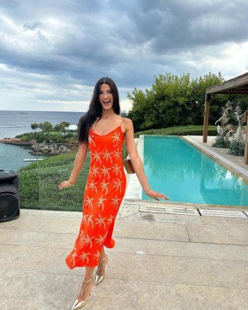 شاهد .. بالصور- على شواطئ اليونان..تارا عماد تتألق بجمالها بفستان برتقالي رائع