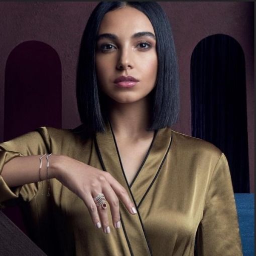 سلمي أبو ضيف ملفوفة في الفستان زي بوكيه الورد – شاهد