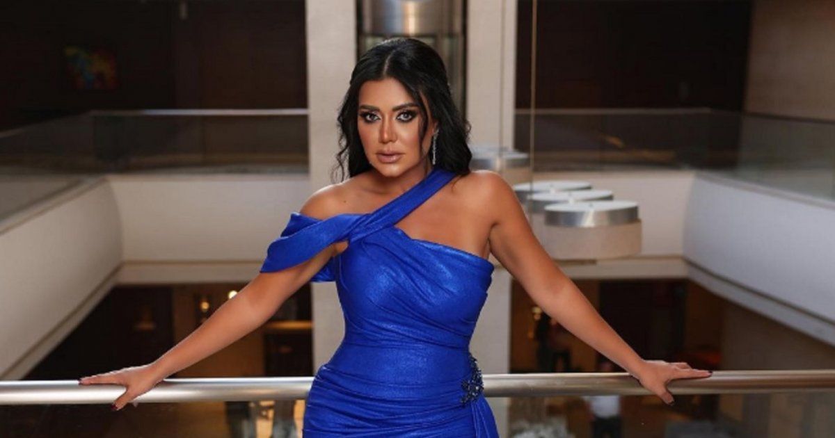 شاهد .. بالصور- من امام برج إيفل..رانيا يوسف تسحر الجمهور بفستان أسود رائع