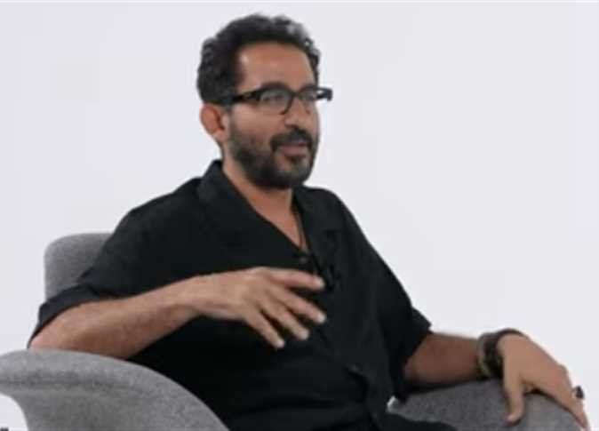 «الزغطة جابت أجله».. أحمد حلمي يكشف لأول مرة سبب وفاة والده