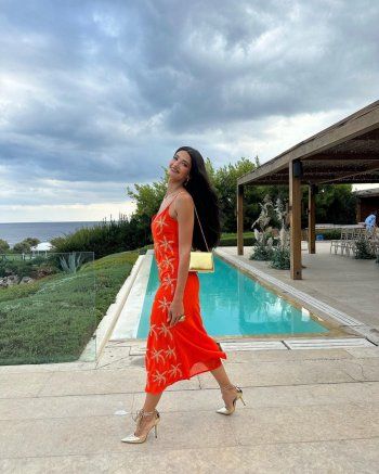 شاهد .. بالصور- على شواطئ اليونان..تارا عماد تتألق بجمالها بفستان برتقالي رائع