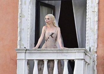 شاهد .. بالصورة - أنيا تايلور جوي تختار فستان غريب لعرسها من تصميم من كريستيان ديور