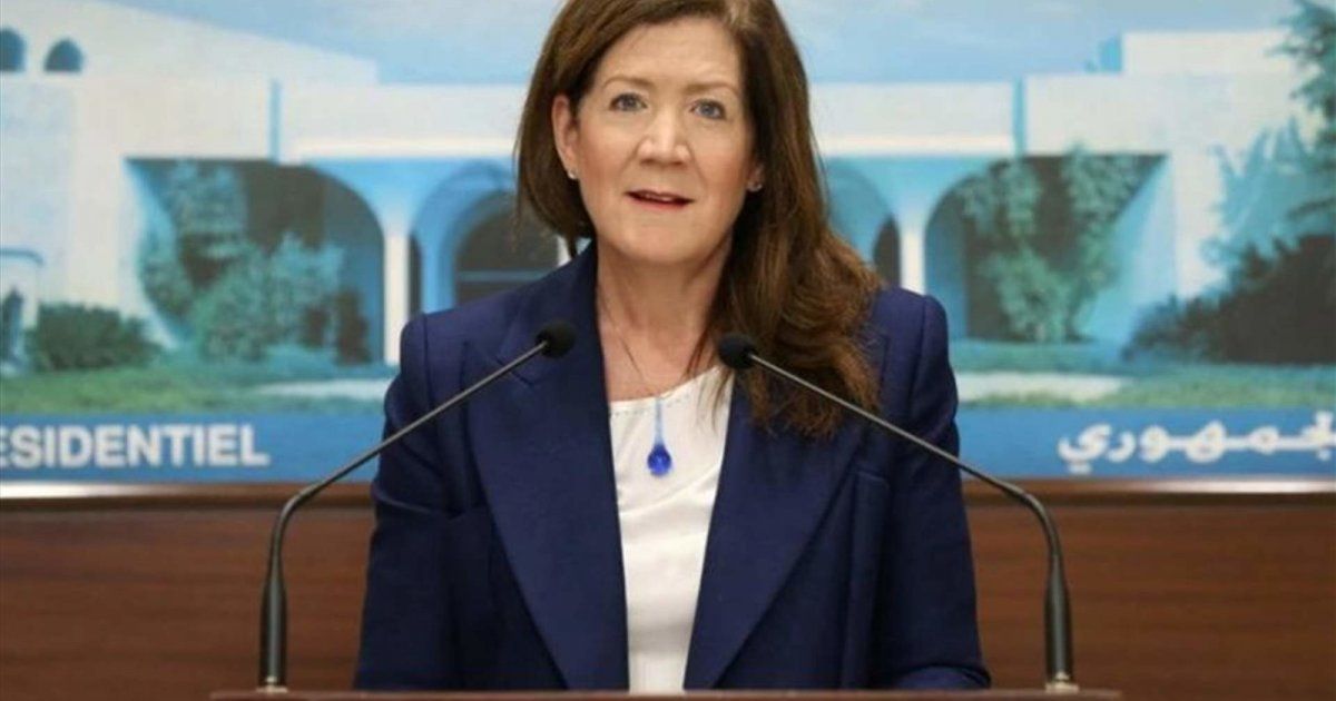 شاهد .. السفيرة الأميركية في لبنان تتمايل على أنغام "وسع وسع" برفقة راقصة شرقية