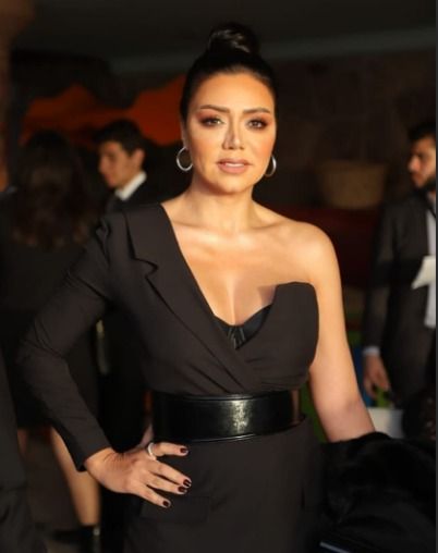 رانيا يوسف تتألق بفستان جريء من أمام برج إيفل – شاهد