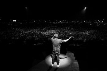 شاهد .. عمرو دياب يُحيى حفلا غنائيا في قطر ضمن حفلات فورمولا قطر