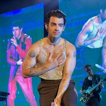 شاهد .. بالصور - جو جوناس يتصرف بغرابة على المسرح... فهل عاد إلى تعاطي المخدرات؟