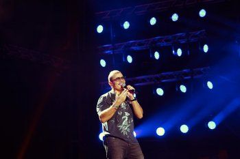 شاهد .. عمرو دياب يُحيى حفلا غنائيا في قطر ضمن حفلات فورمولا قطر