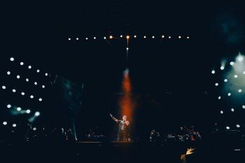 شاهد .. عمرو دياب يُحيى حفلا غنائيا في قطر ضمن حفلات فورمولا قطر