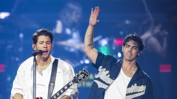 شاهد .. بالصور - جو جوناس يتصرف بغرابة على المسرح... فهل عاد إلى تعاطي المخدرات؟