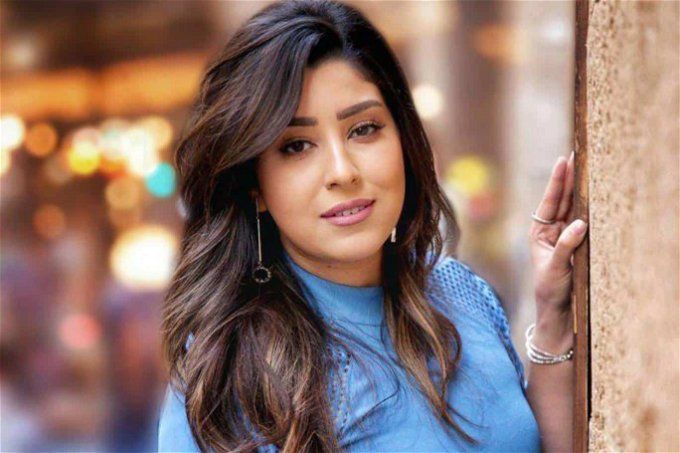 بالكانيولا على السرير.. آيتن عامر تكشف تطورات حالتها الصحية