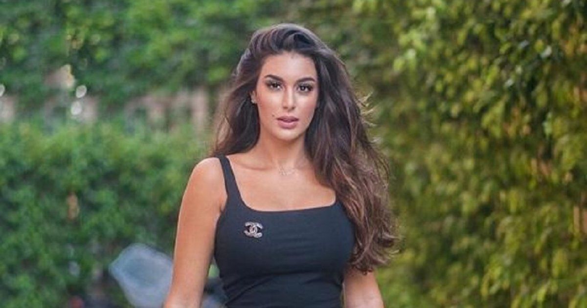 شاهد .. بالصورة - ياسمين صبري حافية القدمين داخل طائرة خاصة