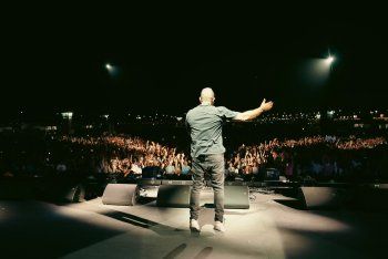 شاهد .. عمرو دياب يُحيى حفلا غنائيا في قطر ضمن حفلات فورمولا قطر