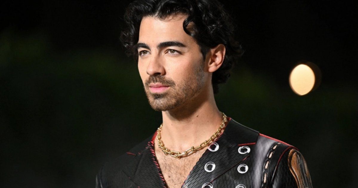 شاهد .. بالصور - جو جوناس يتصرف بغرابة على المسرح... فهل عاد إلى تعاطي المخدرات؟