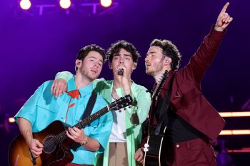 شاهد .. بالصور - جو جوناس يتصرف بغرابة على المسرح... فهل عاد إلى تعاطي المخدرات؟