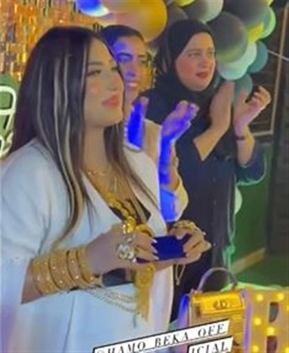 في عيد جوازهم التالت .. حمو بيكا لبس مراته تقلها دهب – شاهد