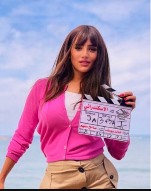 كلاكيت هنصور .. زينة من كواليس الإسكندراني علي شط البحر – شاهد