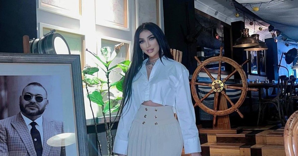 شاهد .. دنيا بطمة تغني "أكبر غلطة بحياتي" على المسرح.. وملامح وجهها تثير إستغراب الجمهور!