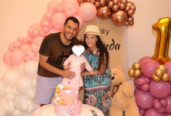 شاهد .. مراد يلدريم وإيمان الباني يحتفلان بعيد ميلاد ابنتهما .. وهل كشفا عن وجهها لأول مرة؟ - بالصور