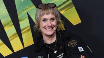 شاهد .. الموت يغيب مصممة أزياء عالمية لمع نجمها في هوليوود